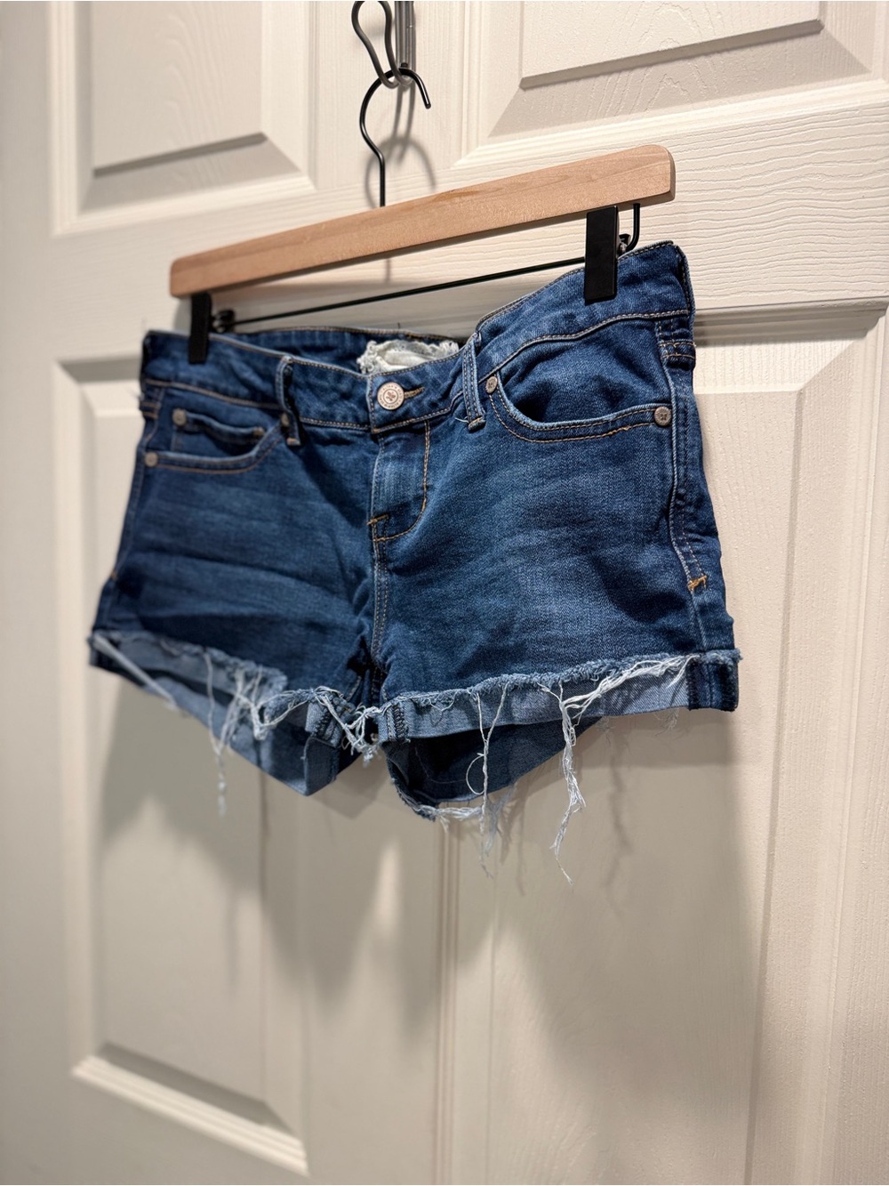 Altar’d State Denim Cutoff Jean Shorts Size 28/7 Blue Distressed Raw Hem Stretch - Picture 3 of 7